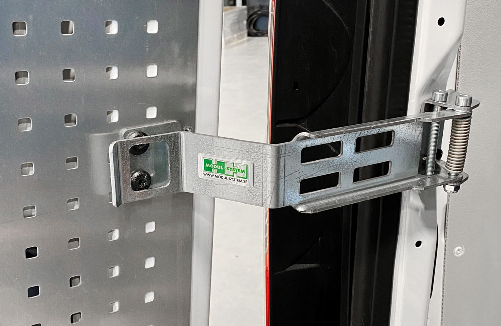 Introduzindo uma nova e inteligente dobradiça de paragem para as portas traseiras do Mercedes Sprinter