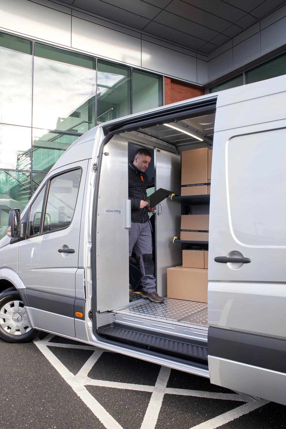 Ford Transit equipada com estantes abatíveis Modul-Express para transporte de mercadoria