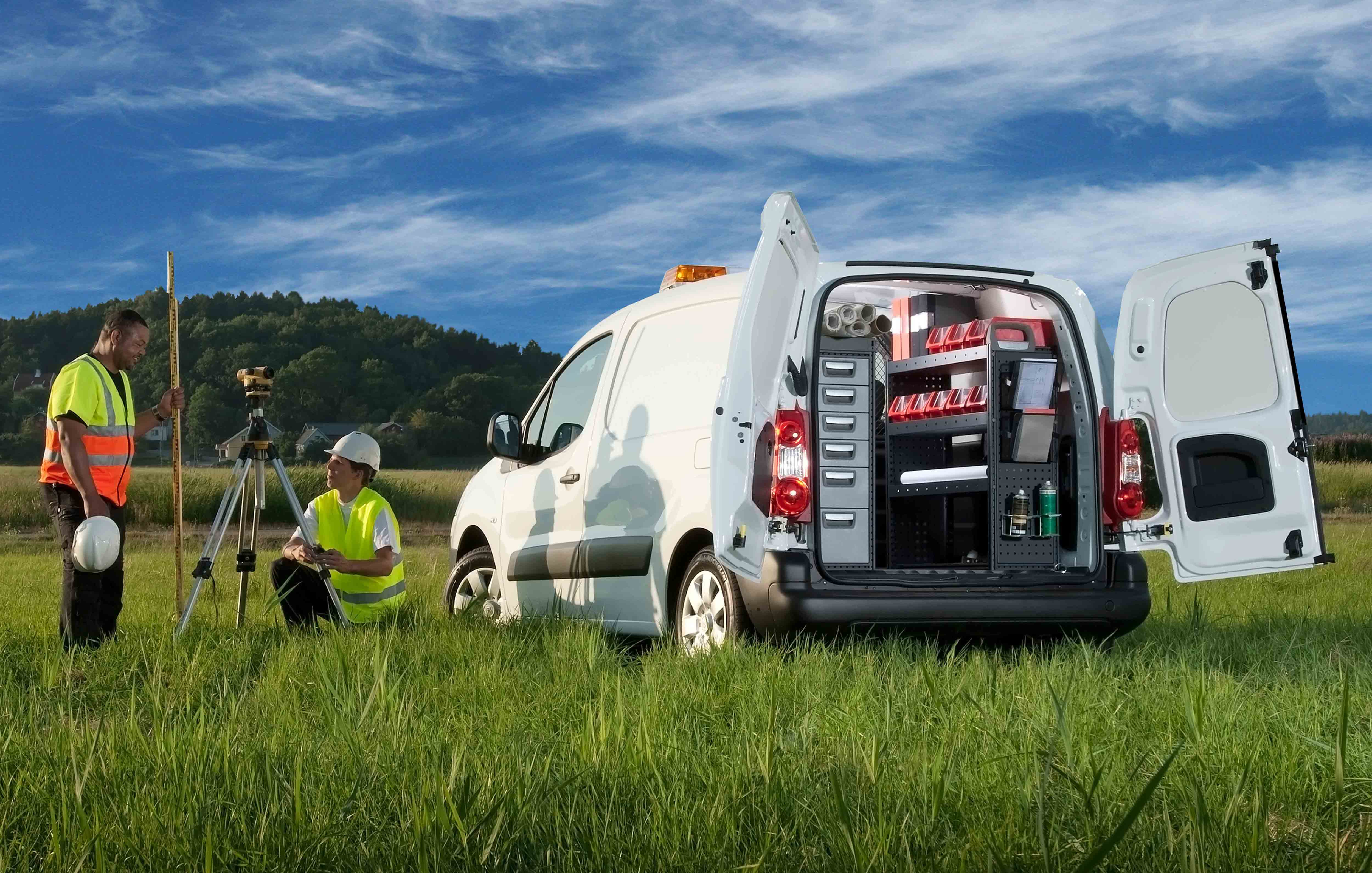 Viatura de trabalho equipada com sistema de armários da Modul-System no campo