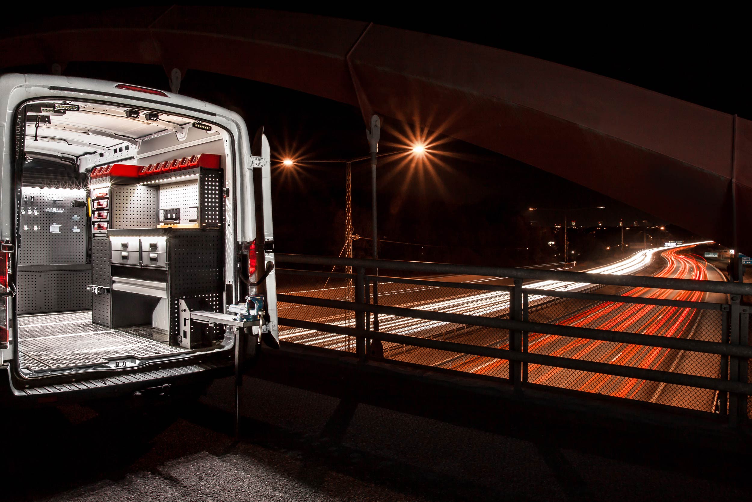Viatura para electricista equipada com estantes da Modul-System a trabalhar à noite