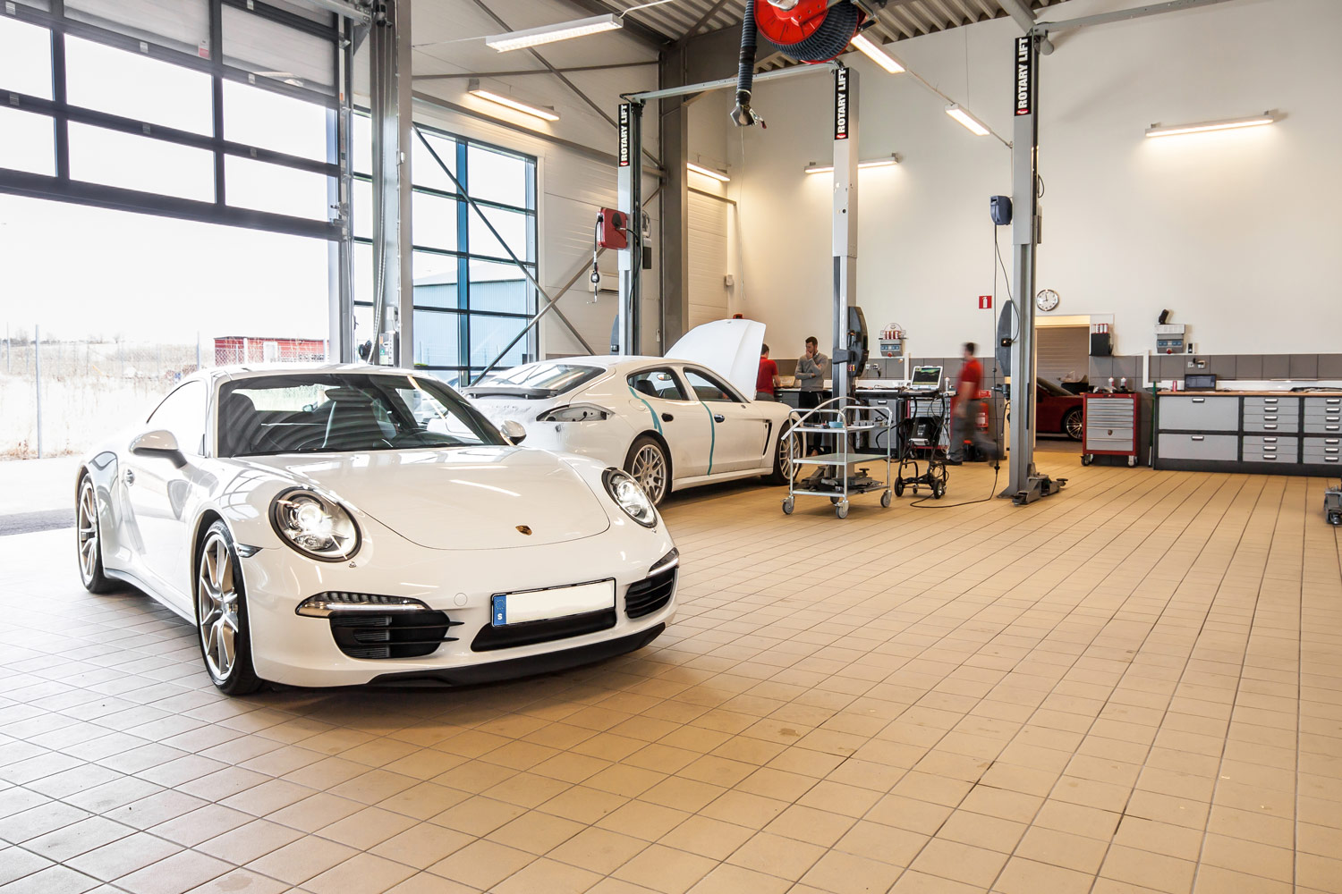 Sala de exposição da Modul-System com Porsches