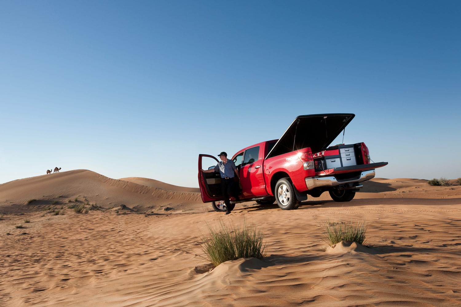 Pick-up encarnada com sistema de armários Modul-System no deserto