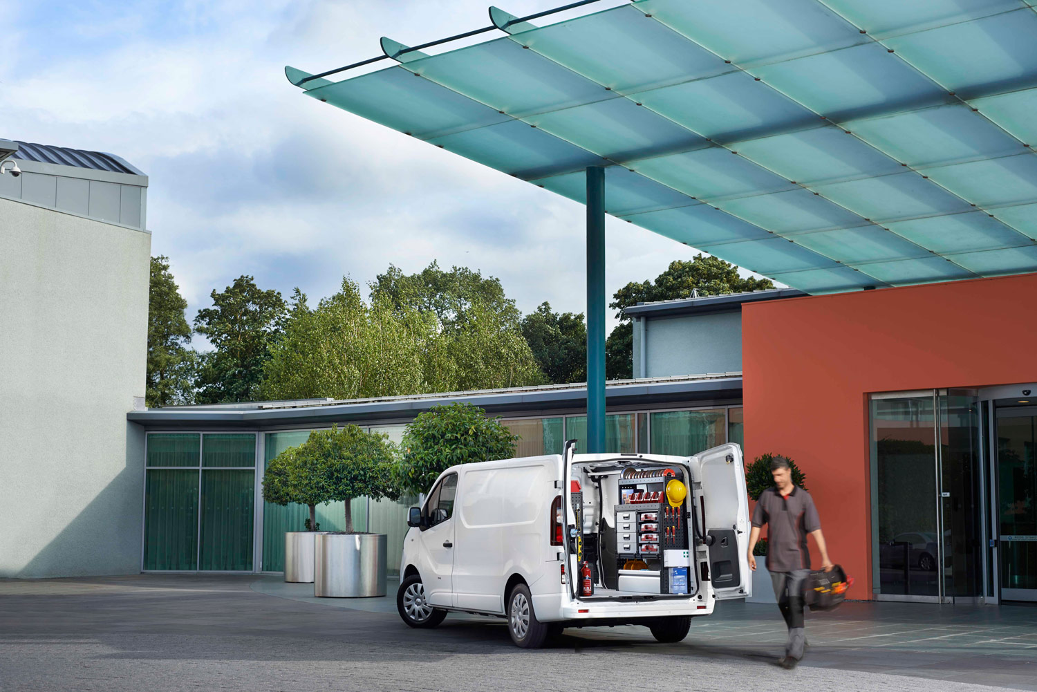 Viatura para electricista equipada com estantes da Modul-System no local de trabalho