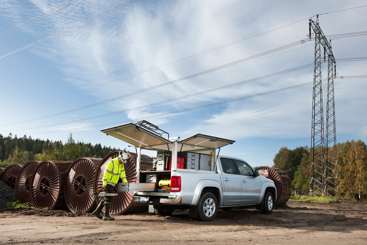 Pick-up prateada com sistema de armários Modul-System no local de trabalho