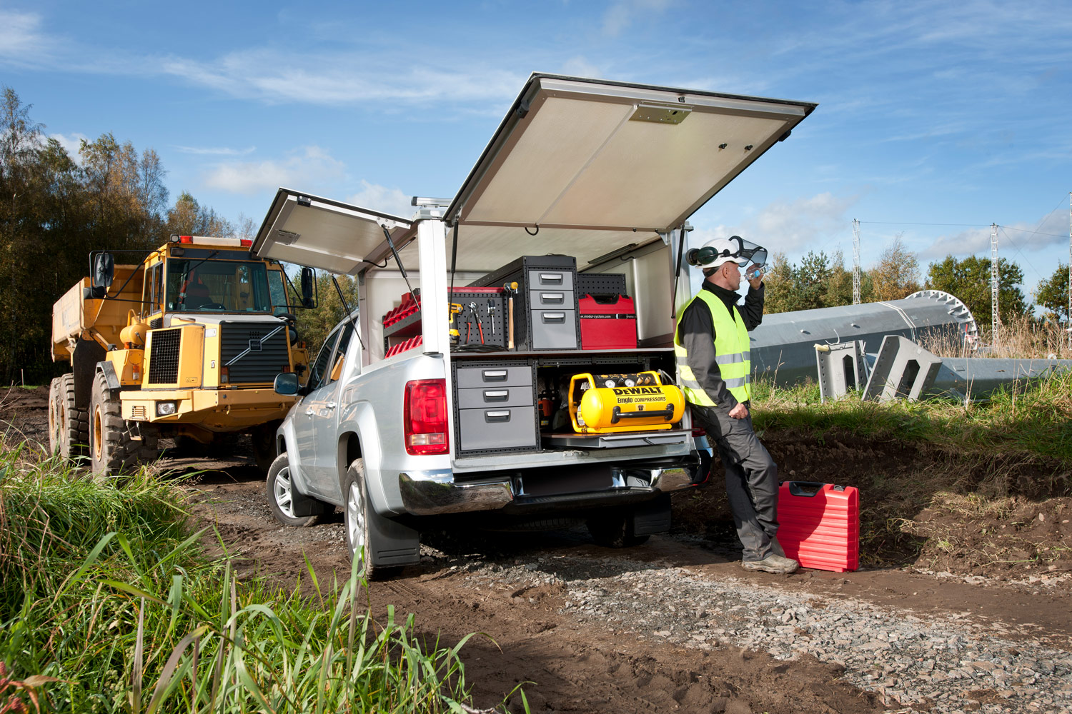 Pick-up prateada com sistema de armários Modul-System no local de trabalho