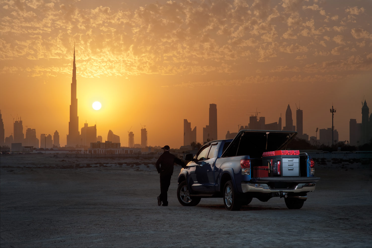 Pick-up azul com sistema de armários Modul-System no deserto ao pôr-do-sol